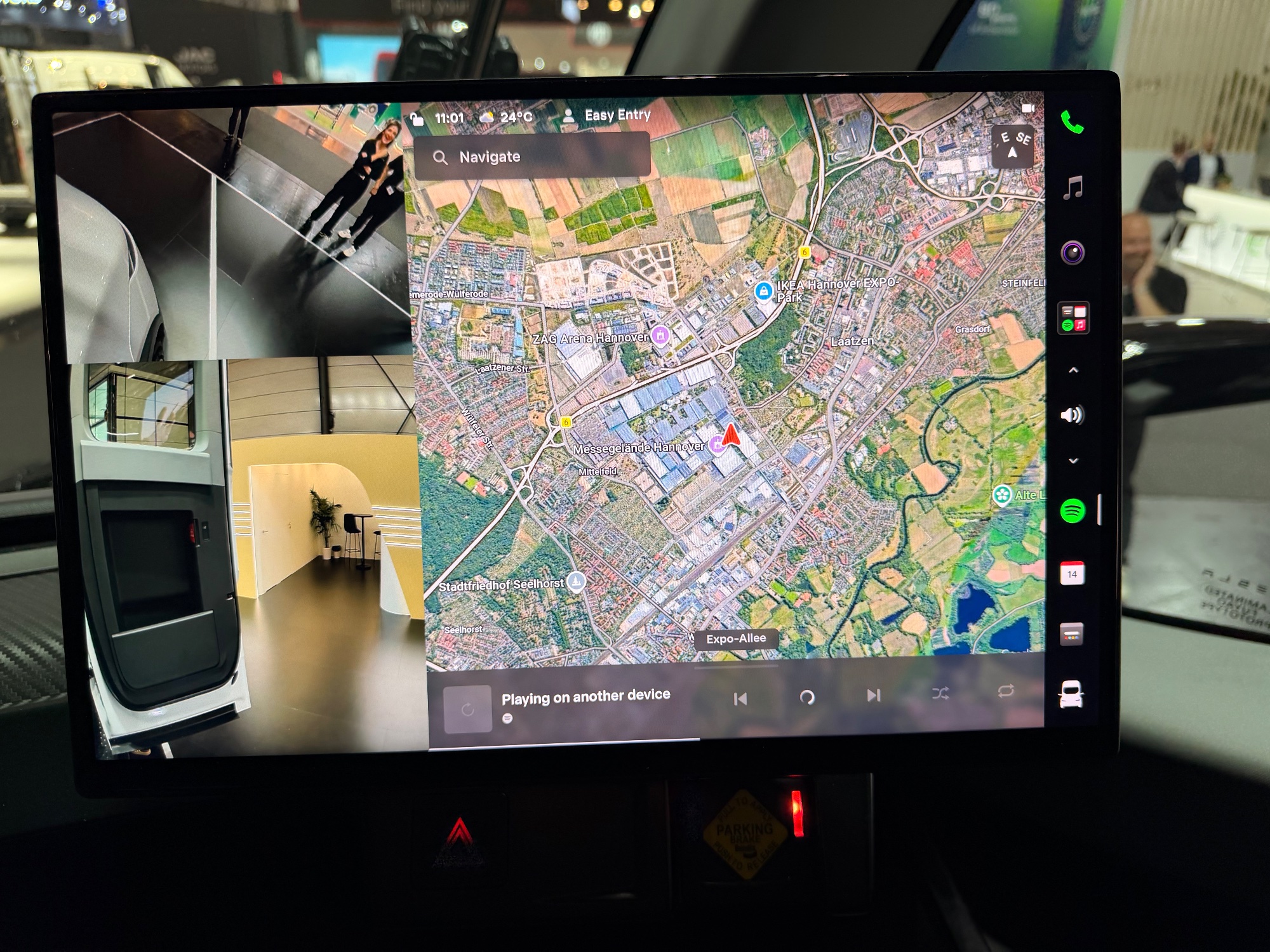 La navigation et les images des caméras latérales se partagent l’écran droit du Tesla Semi.
