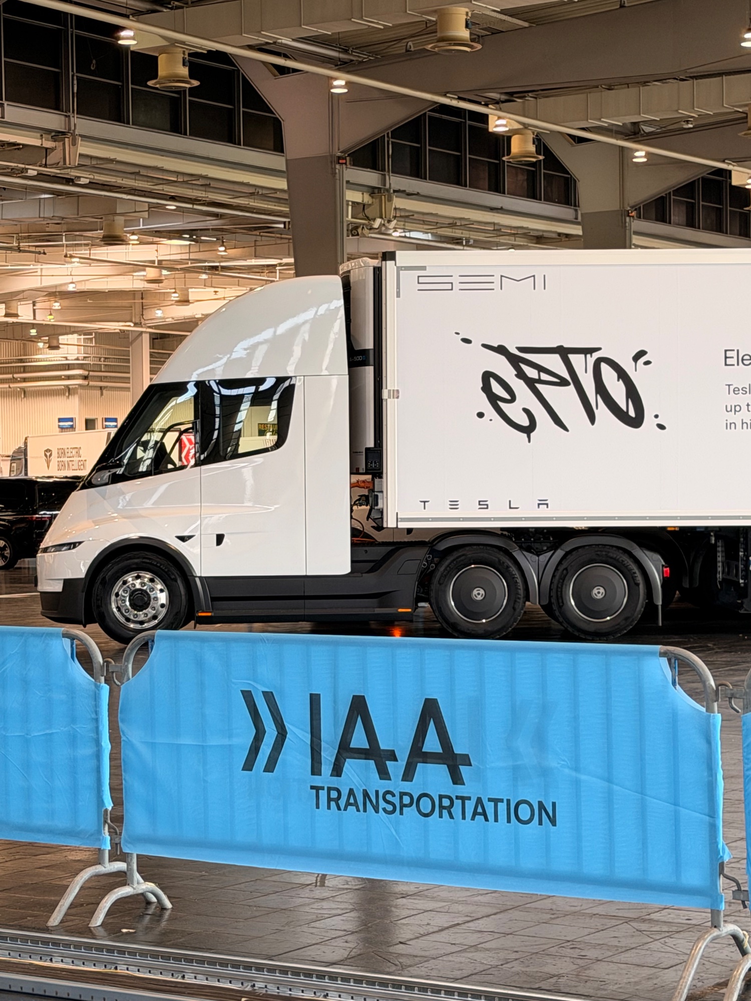 Le Tesla Semi et sa semi-remorque ont effectué l’essai sur la zone fermée de l’IAA.
