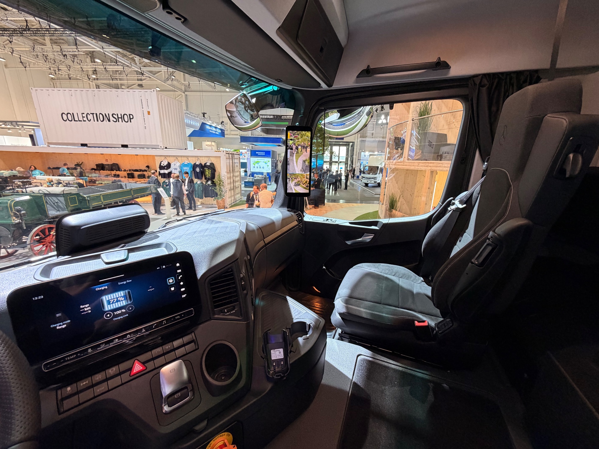 Según el fabricante, tres paquetes de baterías LFP proporcionan al eActros 600 más de 500 kilómetros de autonomía.
