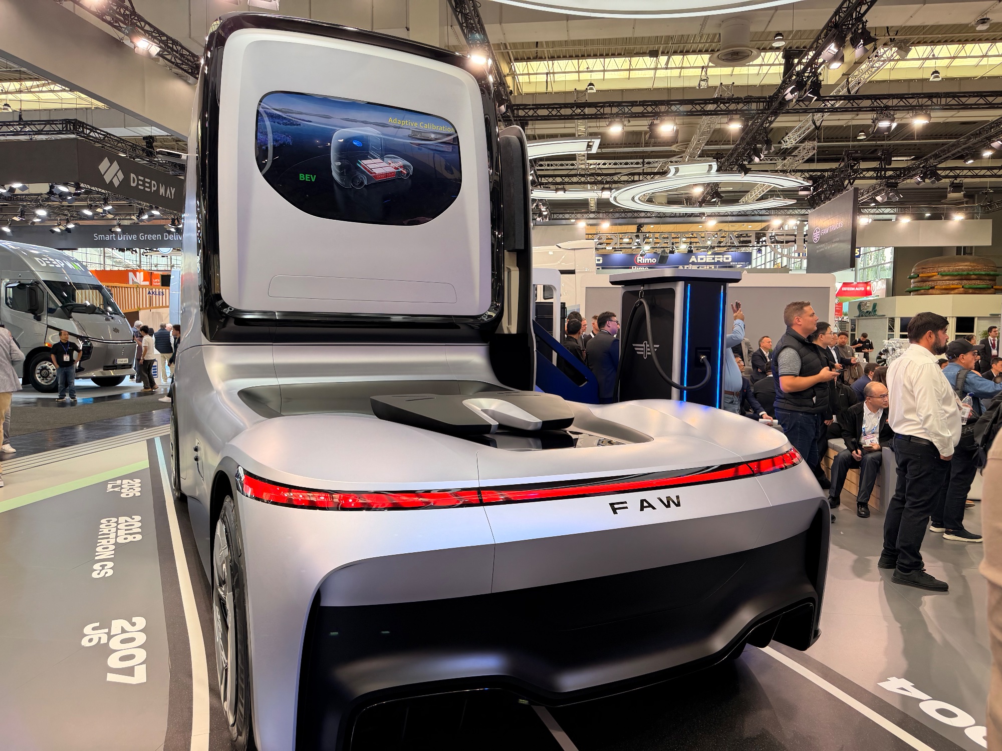 Con el TLX 2036, FAW centra la atención en un concepto de vehículo a largo plazo.