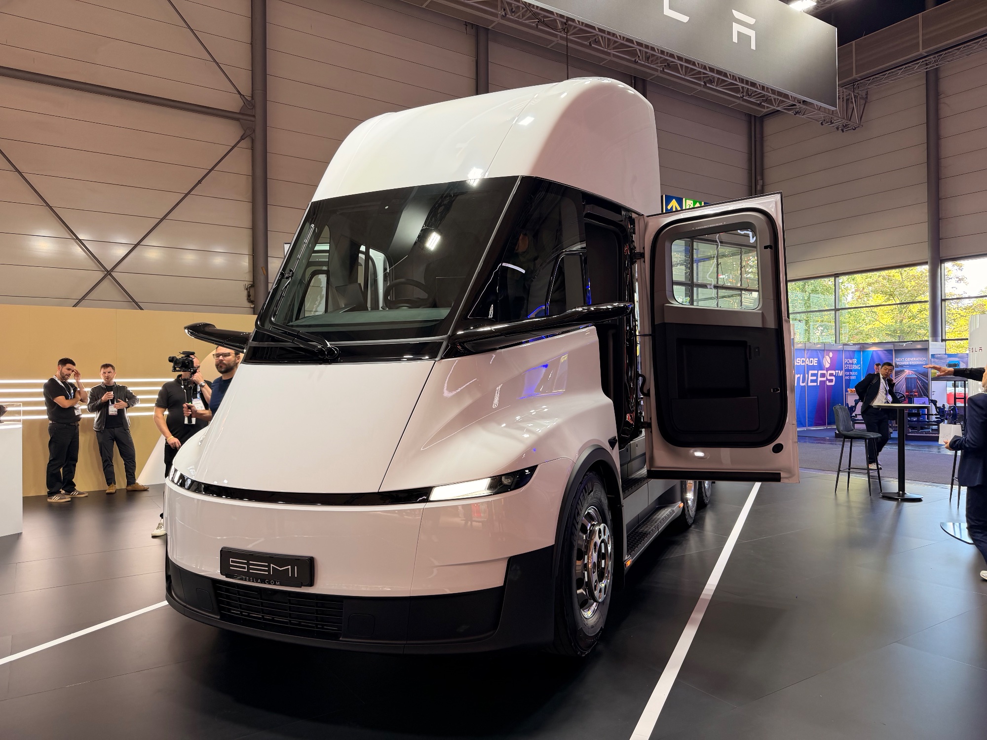 Tesla muestra en Hannover la versión del Semi destinada al mercado europeo.