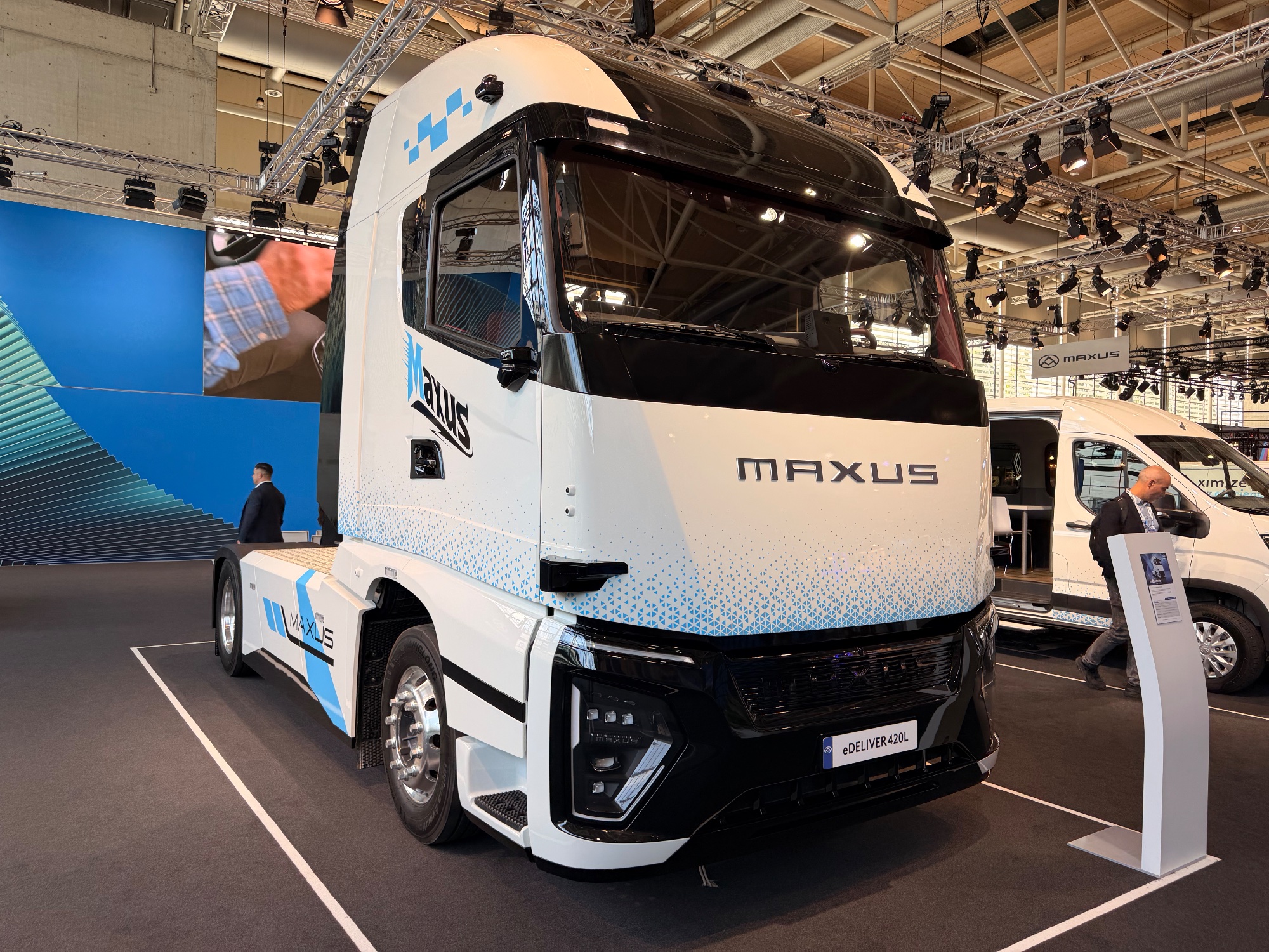 En el futurista Maxus eDeliver 420L destacan las numerosas cámaras y sensores del exterior.